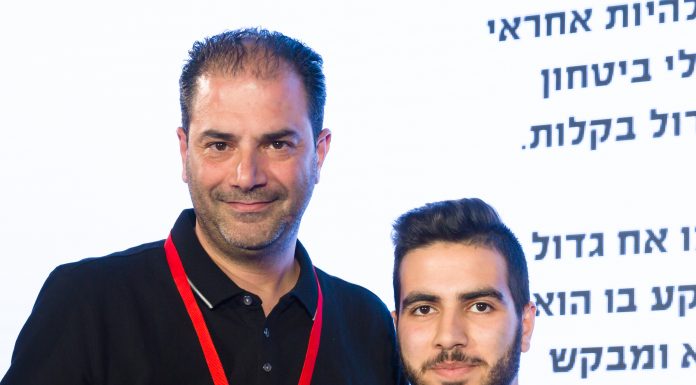 טאפש והחניך שלו בטקס קבלת אות ההוקרה