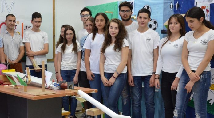 משמאל עם נבחרת בית הספר שזכו תחת הדרכתו במקום השלישי בעולם בתחרות הפיזיקה המכונה המולפאה