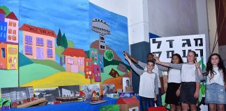 הארי מציגים את התערוכה שהכינו במסגרת הצדעה למייסדי העיר
