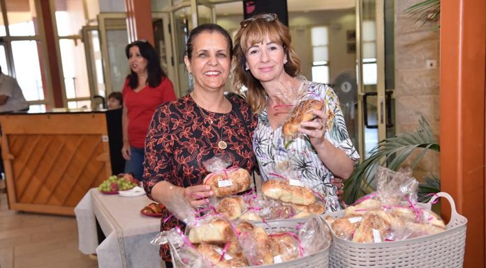 היחידה להתנדבות אילנה פרץ ורחל ימין מציגות את החלות שאפו המוגבלים לקשישים