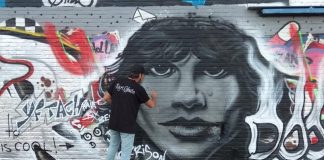 מצייר את מוריסון על קיר באמסטרדם