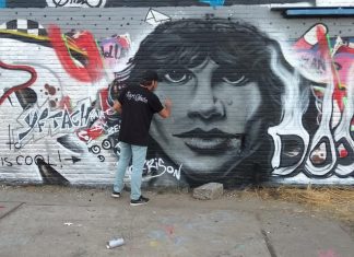 מצייר את מוריסון על קיר באמסטרדם