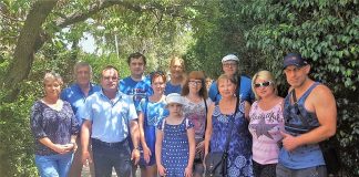 נציגי אגף הקליטה עם משפחות שעלו לאחרונה למגדל העמק