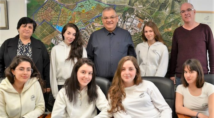 בתמונה: ראש העיר אלי ברדה, ראש מינהל חינוך מלי אליגוב, מנהל בית הספר דודי גריסרו וששת התלמידות שנבחרו לתכנית היוקרתית.