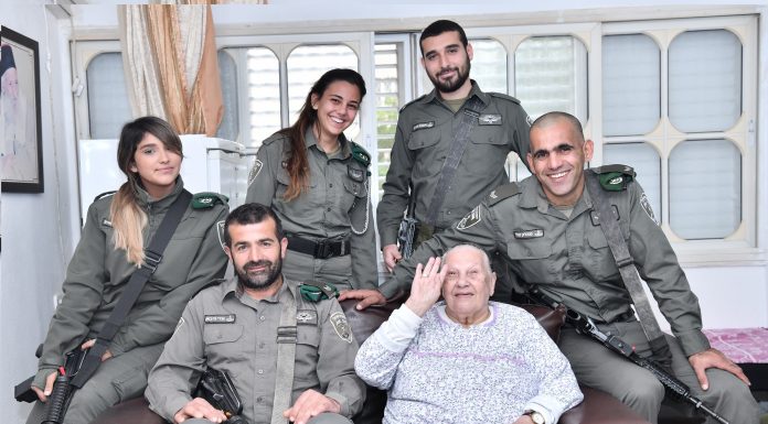 מגדל העמק: לוחמי מג"ב התגייסו ליוזמה המרגשת לבקר ניצולי שואה המיזם הארצי "עכשיו זה הזמן"