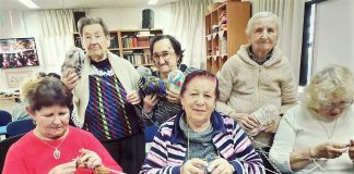 מתאספות כל שבועיים כ-100 סבתות למרתון סריגה המוני שכל תוצריו תרומה לילדים בסיכון.