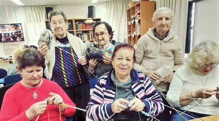 מתאספות כל שבועיים כ-100 סבתות למרתון סריגה המוני שכל תוצריו תרומה לילדים בסיכון.