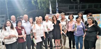 בוגרי בית הספר העניקו מלגות הצטיינות לתלמידים הצעירים