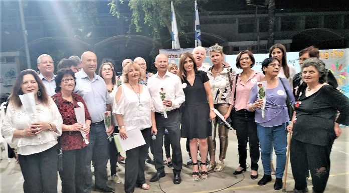 בוגרי בית הספר העניקו מלגות הצטיינות לתלמידים הצעירים