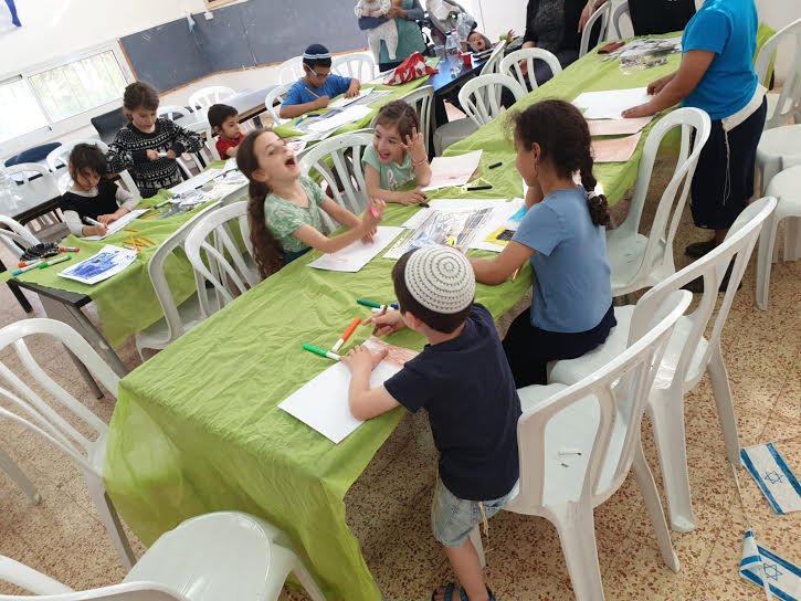 ילדי הדיור הציבורי בעת הכנת ספר תמונה מספרת, לרגל שבוע הספר העברי