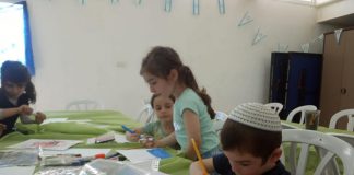 ילדי הדיור הציבורי בעת הכנת ספר תמונה מספרת, לרגל שבוע הספר העברי