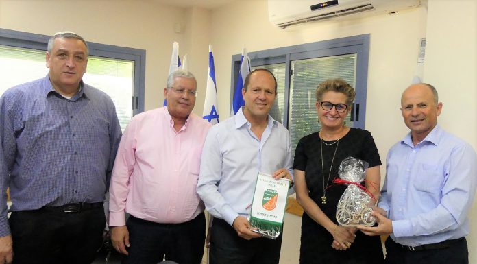 ח"כ ניר ברקת הציג לאבי אלקבץ את התכנית לחיזוק הפריפריה