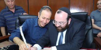 אותיות בספר התורה לאחדות ישראל נכתבו בעיריית עכו