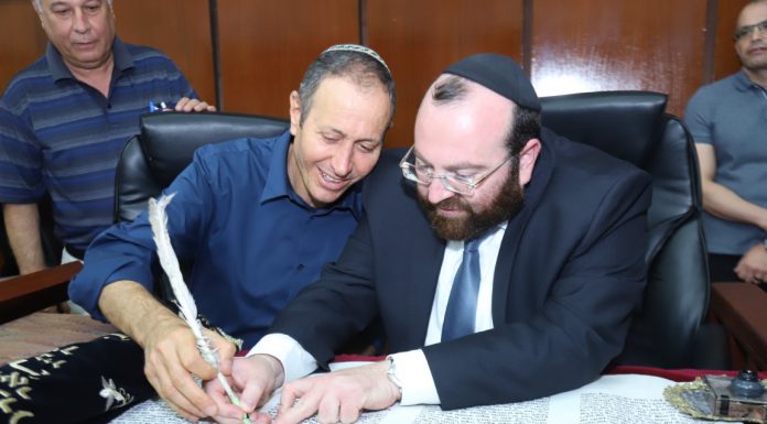 אותיות בספר התורה לאחדות ישראל נכתבו בעיריית עכו