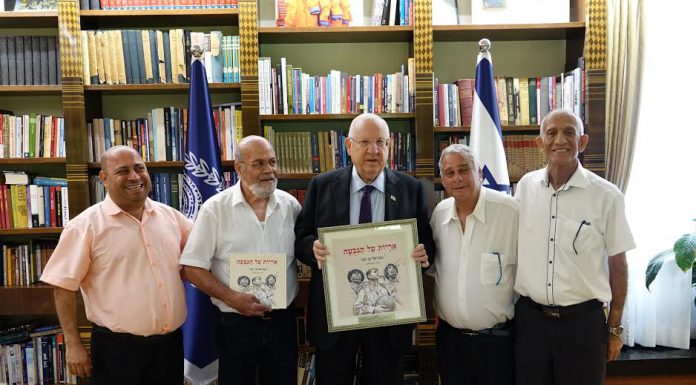 הצנחנים והסופר עמנואל בן סבו עם הנשיא ראובן ריבלין