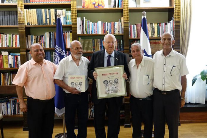 הצנחנים והסופר עמנואל בן סבו עם הנשיא ראובן ריבלין