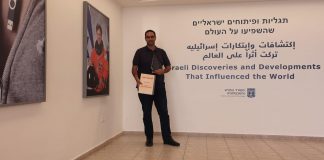 סמי ג'ראיסי במכללה עם המכתב והחתימות של הסטודנטים. גאווה וכבוד גדול.
