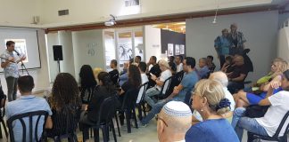 טובול בעת ההרצאה בגלריה העירונית