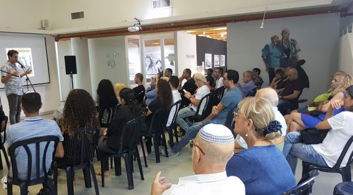 טובול בעת ההרצאה בגלריה העירונית
