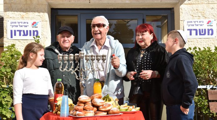 הדלקת נרות בבית גיל הזהב בעיר נוף הגליל