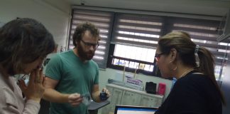 אולם מועצת העיר עכו ומחלקות בעירייה הונגשו לכבדי שמיעה