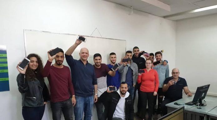 רון להב, ראש המגמה והסטודנטים, הבוגרים הראשונים, עסוקים בפרויקטי הגמר.