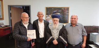הראשל''צ הרב יוסף עם הצנחנים והסופר