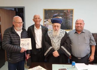 הראשל''צ הרב יוסף עם הצנחנים והסופר