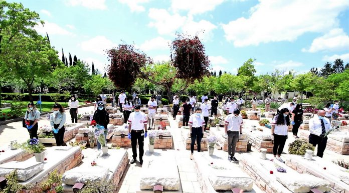 עפולה: ראש העיר ובני נוער הניחו פרחים על קברי החללים