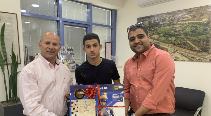 אבי אלקבץ ולירז וזאן חבר המועצה מעניקים לעילאי את הפרס