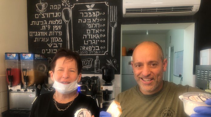 עומר קורלנדר הבעלים של משק קורלנדר עם דורית אלמליח מנכ"לית עמותת התיירות 'ארץ הגליל'