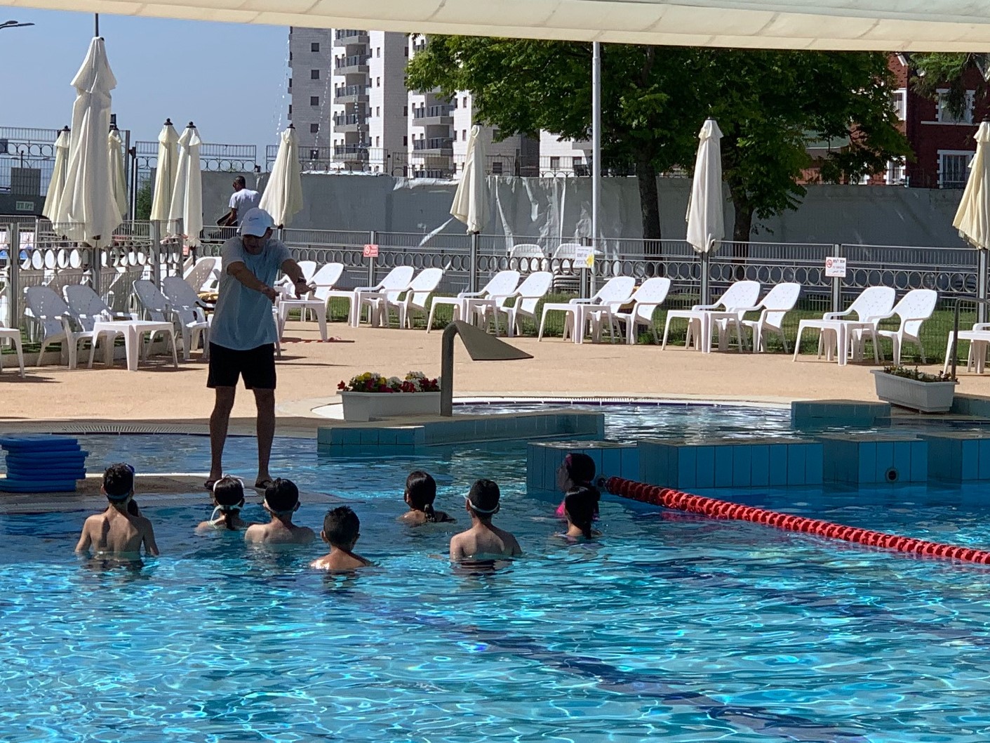 תלמידי כיתות ה' החלו בשיעורי שחייה רגע לפני פתיחת הקיץ 