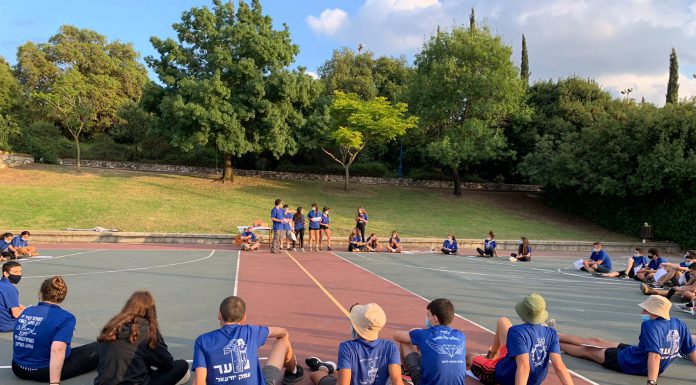 בני המושבים מתפתחת, גדלה ונערכת לקיץ