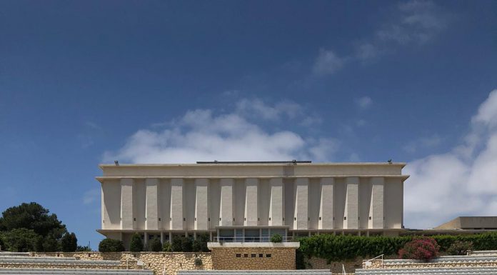 'אמפי' מאת עומר קריגר