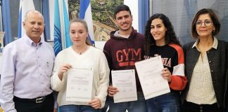 אבי אלקבץ טינה ולדמן ושלושת המתנדבים המצטיינים