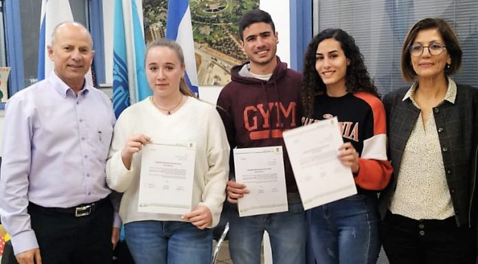 אבי אלקבץ טינה ולדמן ושלושת המתנדבים המצטיינים