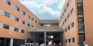 אלקבץ עם ראשי רשת מוריה המקימה את המרכז הרפואי