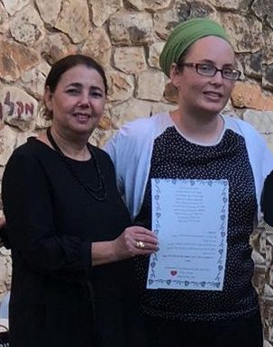 מנהלת בית הספר רות חייט עם הכרזה המנצחת