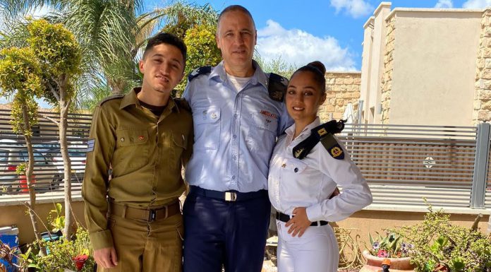 משפחת ויינפלד בים באויר וביבשה