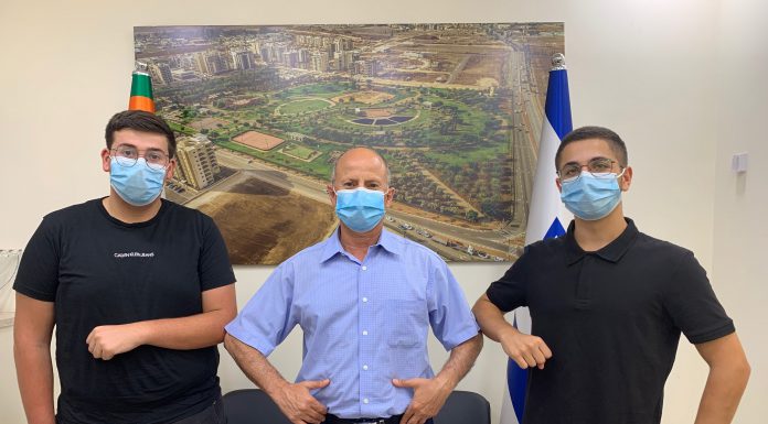 עומר שחר ואריאל כהן עם ראש העיר