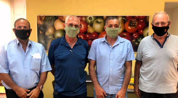 פגישת ארגון מגדלי הפירות עם מסכות ממותגות