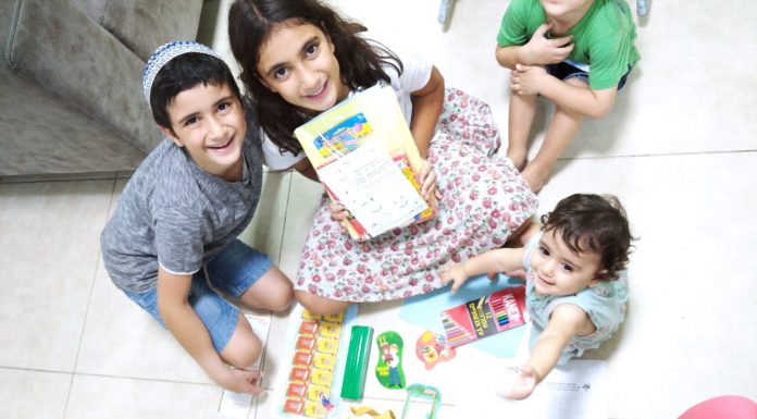 מגדל העמק: מאות ערכות משחקים חולקו לילדים חיוביים לקורונה