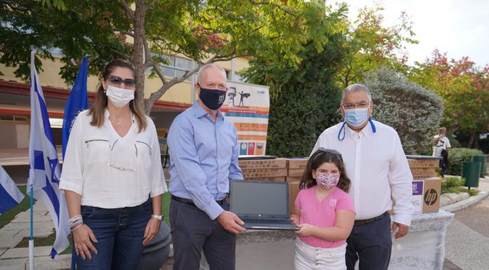 שר החינוך יואב גלנט העניק 665 מחשבים לילדי מגדל העמק