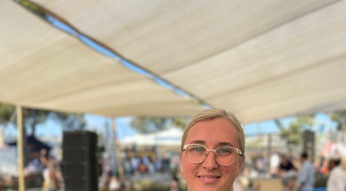 נבחרה עוגת השוקולד של ישראל- עוגת שכבות שוקולד אוכמניות ודובדבנים