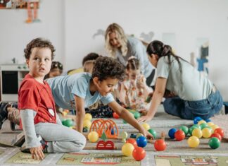 יצירתיות במטבח עם מטבח לילדים מעץ