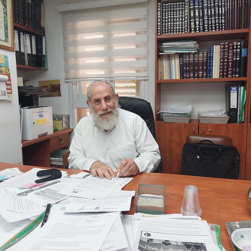 הרב הראשי של עפולה בחתימה על המכתב