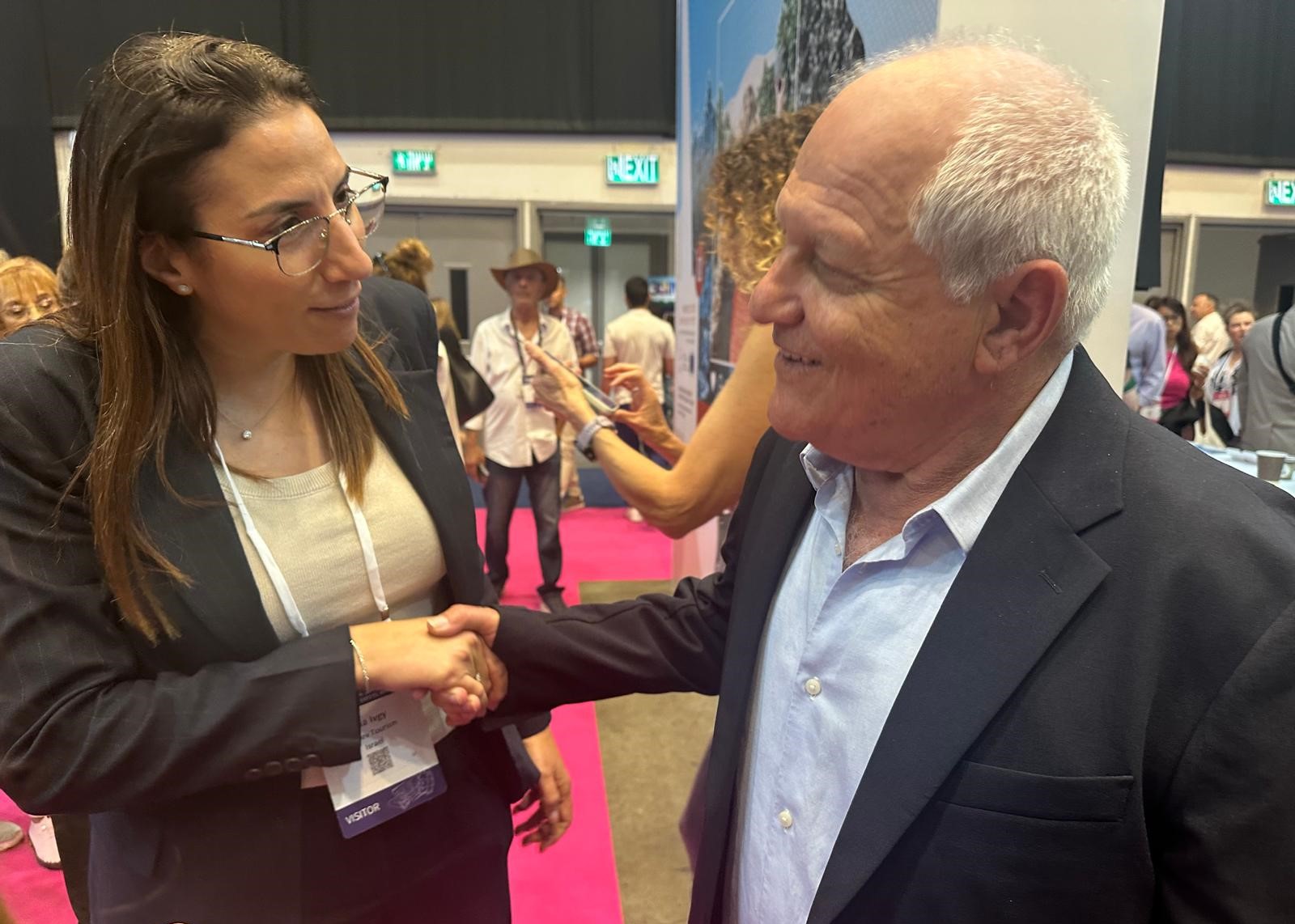 מימין אביה אבגי מנהלת תיירות עין גב וחיים כץ שר התיירות קרדיט צילום- תיירות עין גב