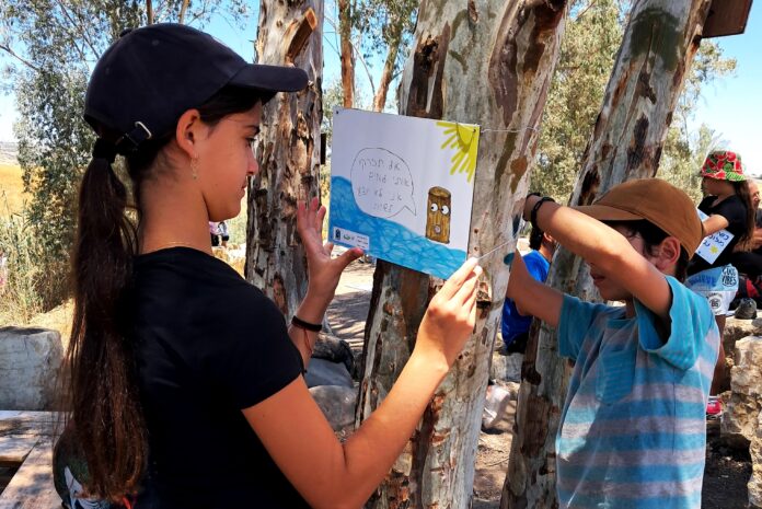 הצבת שלטי הסברה במורד הירדן על ידי קבוצת 'שומרי הנחל' מבית הספר מול גלעד