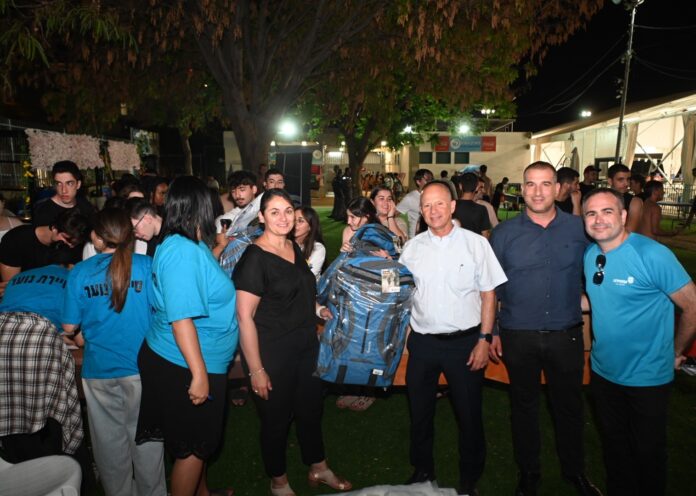ראש העיר חברת המועצה ימית סטרלאוסקי המנכל שלום שלמה ומנהלי מחלקת הנוער מעניקים צימידאנים למתגייסים