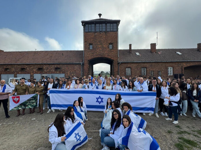 המשלחת והתלמידים על רקע הכניסה לבירקנאו